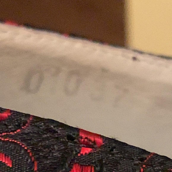 Black/Red Patterned Fabric Pointed Toe Pumps with Kitty Heels. Size 37 - Picture 7 of 7